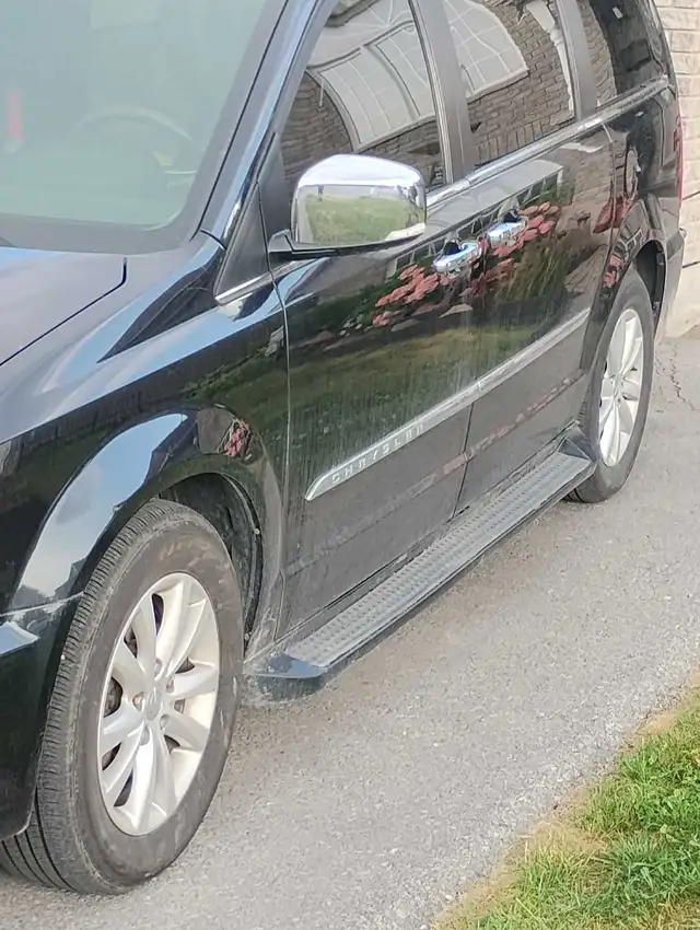 2016 town and country low km