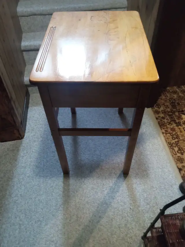 Desk/Table in Desks in Charlottetown - Image 2