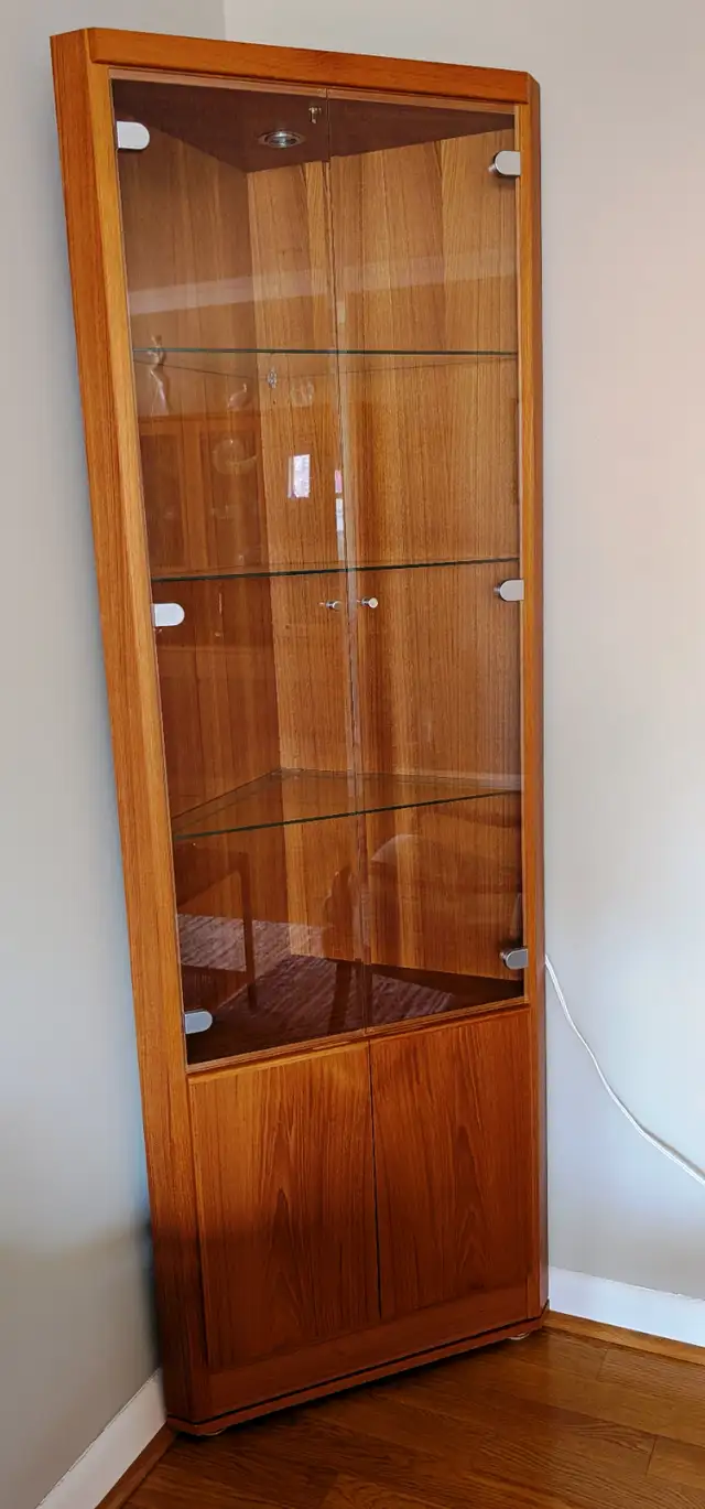 Teak Corner Curio/Display Cabinet in Hutches & Display Cabinets in City of Toronto - Image 2