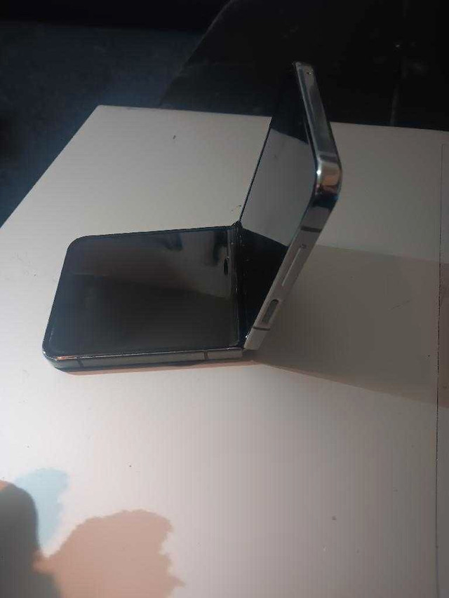 Samsung Z flip 5  in Cell Phones in Edmonton - Image 4
