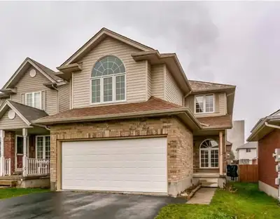 Room for rent in 5 bedroom house