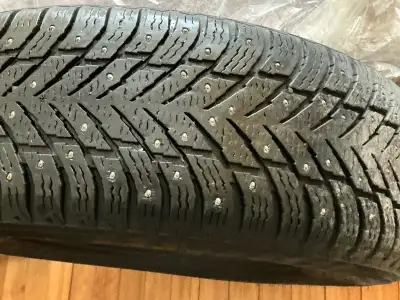 Je vends 4 pneus d'hiver de taille 235/65R17, parfaits pour affronter les conditions hivernales avec...