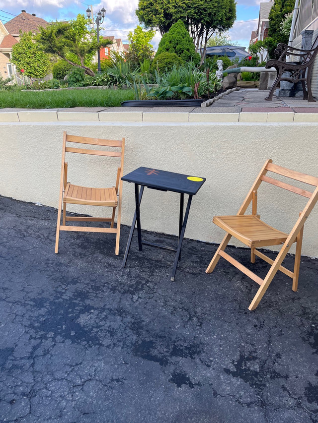 Table et chaises pliantes en bois très propres. dans Autres tables  à Laval/Rive Nord - Image 2