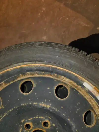 4 pneus sur rims qui étaient sur une Scion Frs 2014. Les pneus ont seulement 1 hiver d'usure.
