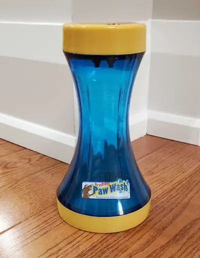 Paw Dog Wash. For Medium and Larhe Dogs. No brushes to irritate or hurt their paws. Gentle squeegee...