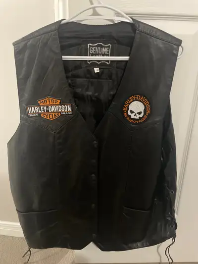 Harley Davidson Vest Genuine Leather Very nice patching. Size 46 Also including a Tuque motor Cycle...