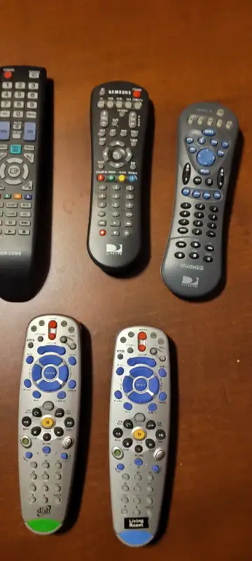 5 Universal TV Remotes 5$ in General Electronics in Laval / North Shore - Image 4