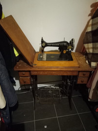 SINGER Sewing Machine: 1924 Antique / Model 128-13