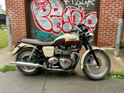 Selling my beloved 2011 Triumph Bonneville T100 — finished in the ultra-rare Chocolate Brown & Cream...