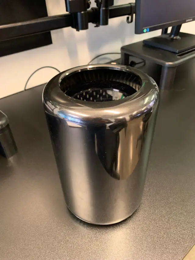 Mac Pro (Late 2013) in Desktop Computers in City of Montréal - Image 2