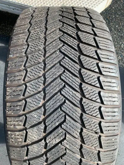 a nice Michelin winter tire in great shape with good tread size 255/40/20 101W M+S Michelin I-Ice Sn...