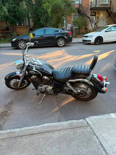 À vendre superbe Honda Shadow de l'année 2002, couleur noire avec finitions chromées en très bel éta...