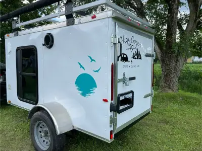 Je vends ma mini-caravane, parfaite pour les aventures en plein air! Cette mini-caravane est en exce...
