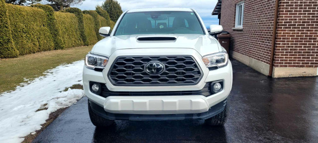 Toyota tacoma trd sprort premium 17500 klm. in Cars & Trucks in Granby