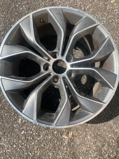 4x BMW X3 (F25 chassis), 19-inch rims, 5x120 mm bolt pattern and a center bore of 72.5 mm.