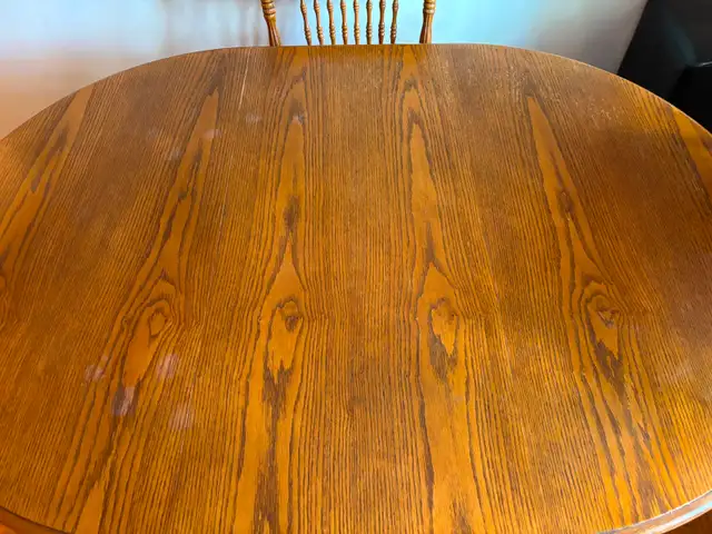 Vintage Solid Wood Pedestal Dining Table with 4 Matching Chairs in Dining Tables & Sets in City of Toronto - Image 2