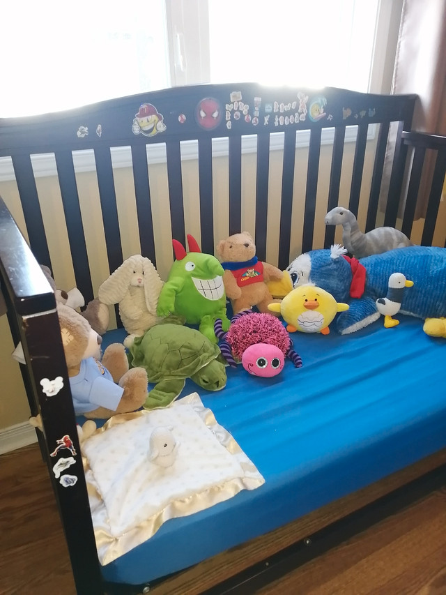 Crib / bed. It has been disassembled for easy transportation.  in Cribs in Gatineau - Image 3