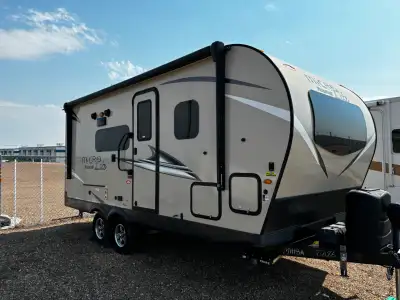*LIKE NEW condition *smoke and pet free *professionally installed solar power system *INCLUDES hitch...