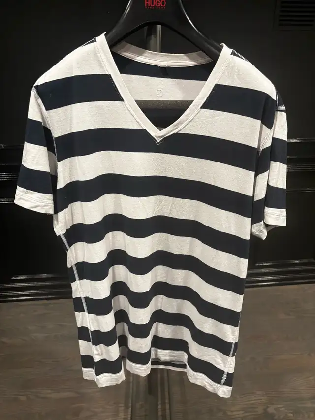 Lululemon V-Neck Shirt in Men's in Edmonton - Image 2