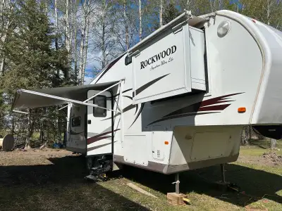 2010 8280 WS Rockwood Signature Ultra Lite Series Fifthwheel. Half ton towable. GVWR-9076 Base dry w...