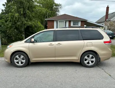 2011 Toyota Sienna Minivan. LE. 2.7L I4 engine. 1-owner. Front-wheel drive. 224,286 kms as of postin...