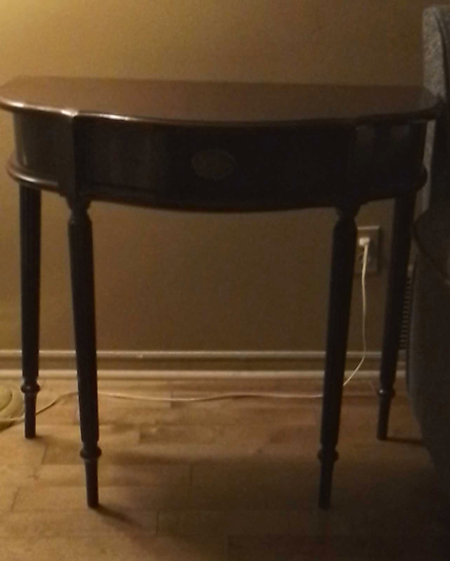 Accent table with matching mirror in Other Tables in St. Catharines - Image 2
