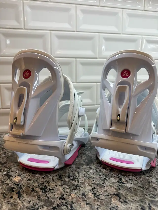 women’s Firefly snowboard bindings in Snowboard in Markham / York Region - Image 4