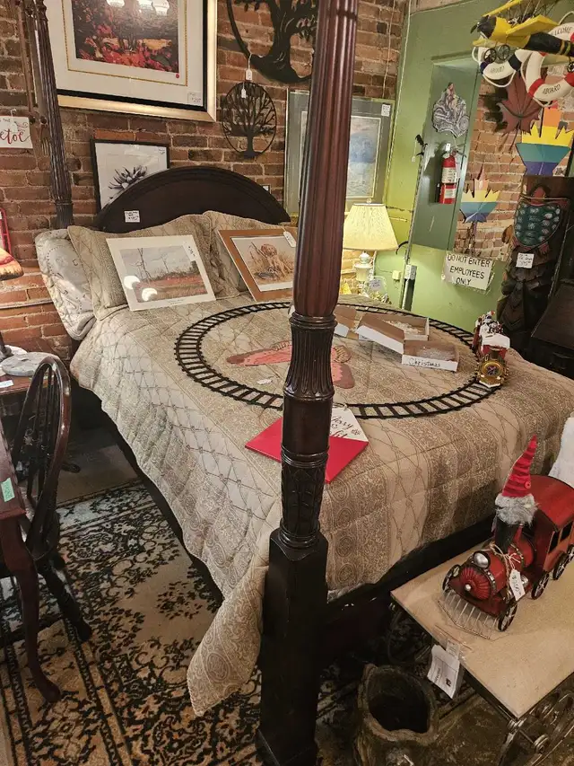 Beautiful Queen size Bombay poster bed in Beds & Mattresses in Kingston - Image 2