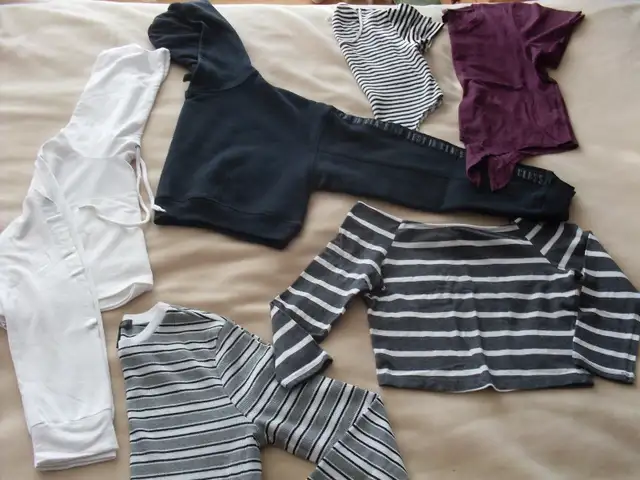 Vêtements Fille grandeur small Chandail Fille 12 ans environ in Kids & Youth in Longueuil / South Shore - Image 2