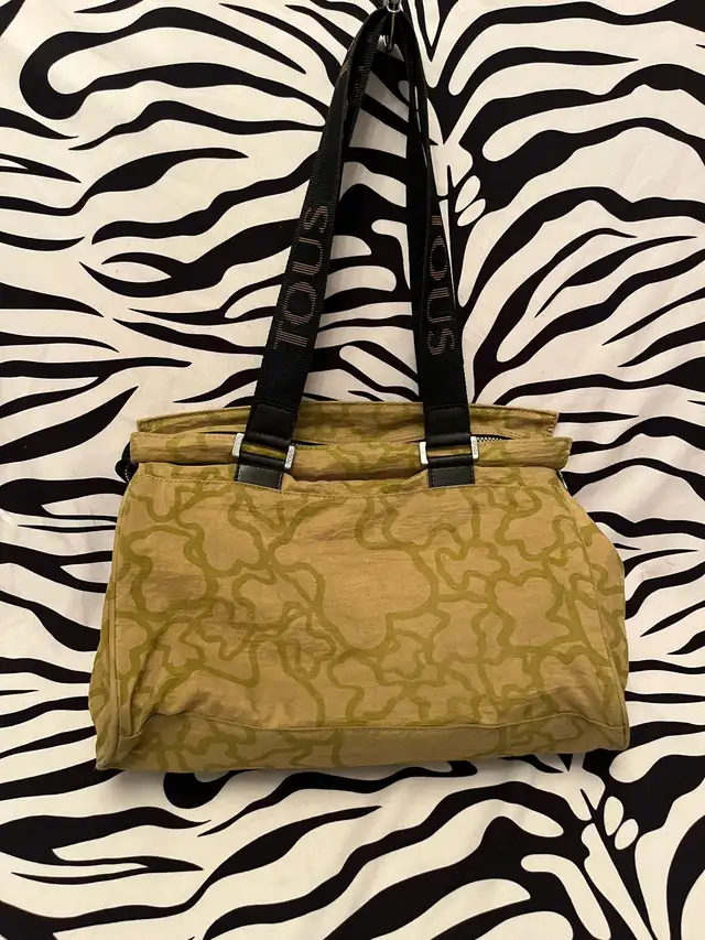 TOUS camouflage nylon tote bag in Women's - Bags & Wallets in City of Toronto - Image 7