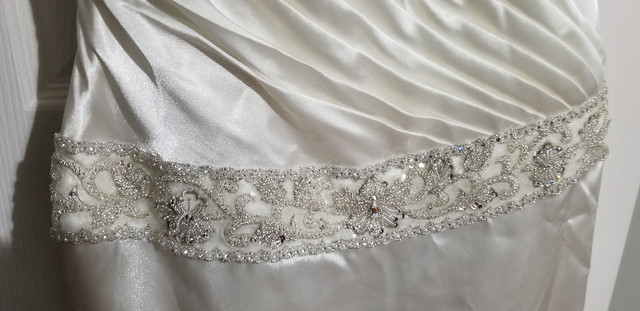 Ivory Wedding Dress (size 8) with matching veil in Wedding in Sudbury - Image 4