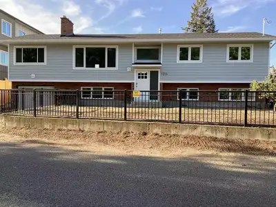 A bright ,clean and comfortable shared room is available in a newly renovated house. Suitable for fe...