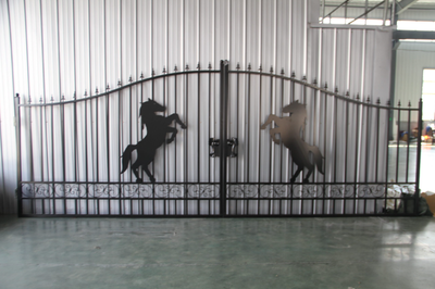 Features: Dual swing gates Artwork ”Horse” in the middle of the frame Heavy-duty galvanized steel tu...