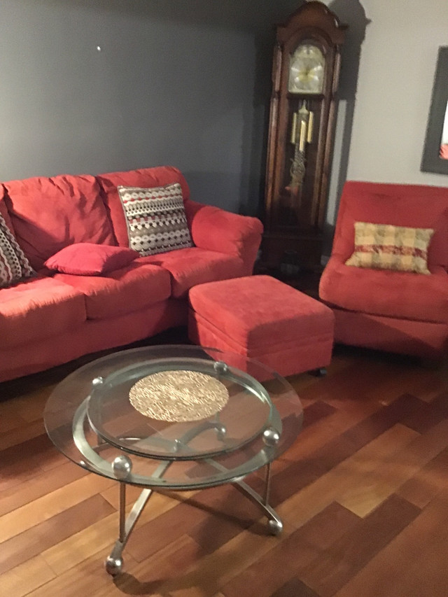 Living room couch,3chairs and 2 ottomans  in Couches & Futons in Sarnia - Image 3