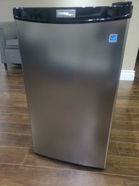 Danby Designer 3.2-ft³ 18-in Freestanding Compact Refrigerator -