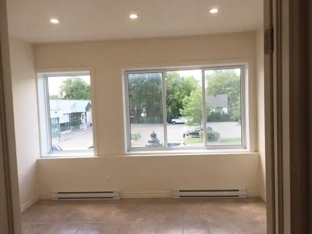 Superbe 2 1/2  chambre fermée- tout inclus et meublé- metro S