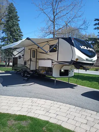 Fifth wheel 33' 8'' 8 343 livres, 30 ampères Détenue par 1 seul propiétaire, entreposé a l'intérieur...