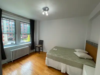 Room (6 1/2) for $600 available now or July 1st: Atwater/Vendome
