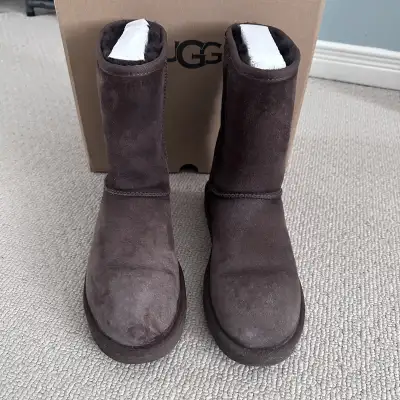 UGG Classic Short II - Size 9, View more