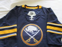 NEW WITH TAG:  BUFFALO SABRES JERSEY YOUTH S/M