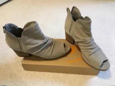 Baretraps women’s Open Toe Boots size 8 1/2, View more