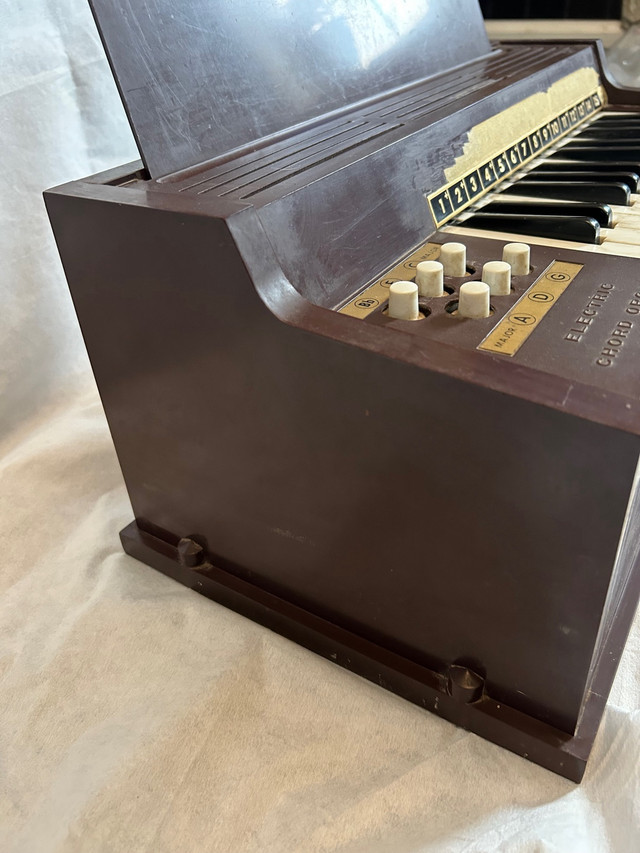 Magnus Electric Chord Organ  in Pro Audio & Recording Equipment in Oakville / Halton Region - Image 3