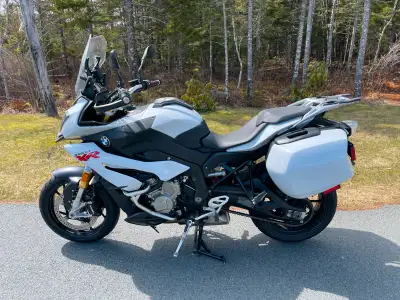 A great powerful sport touring bike equipped with; heated grips, luggage rack, 2 touring side cases,...