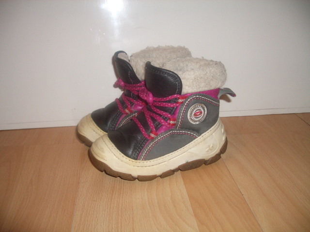 boots --- OLANG -- bottes d'hiver -- size 25-26 EU / 8-9 US kids dans Vêtements - 3T  à Ville de Montréal - Image 2