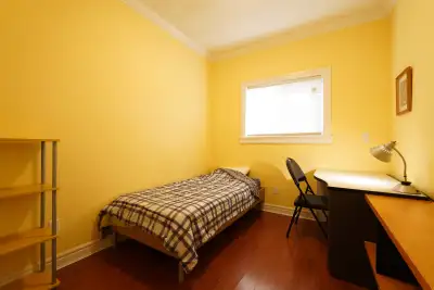 Furnished Room Near Metrotown SkyTrain — Ideal for a Student or Co-op Live within walking distance o...