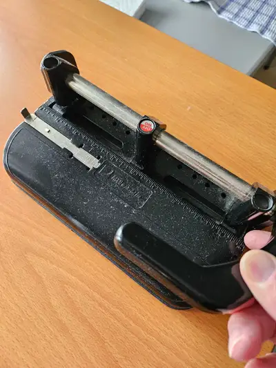 Perforateur de feuilles papier 15$, View more