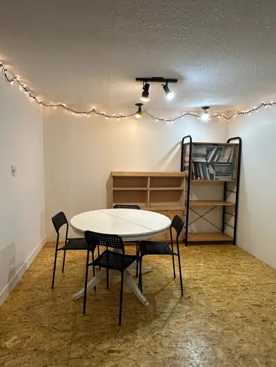 **Looking for responsible, quiet, and clean tenant** International students welcome. ABOUT THE ROOM...