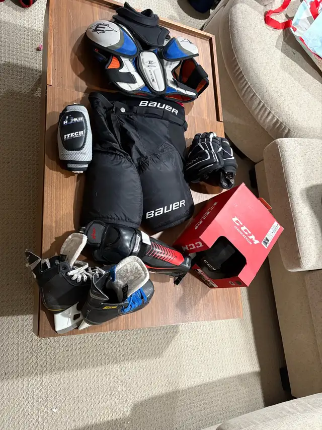 kids hockey equipment in Hockey in Guelph - Image 2