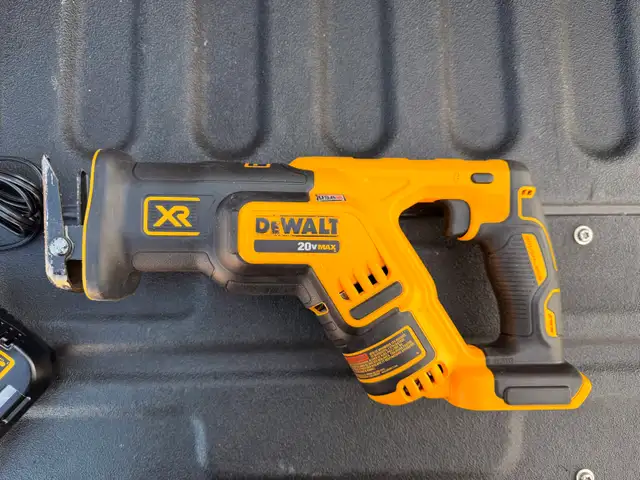 DEWALT DCS367 20V MAX XR  Cordless Reciprocating Saw in Power Tools in Mississauga / Peel Region - Image 4