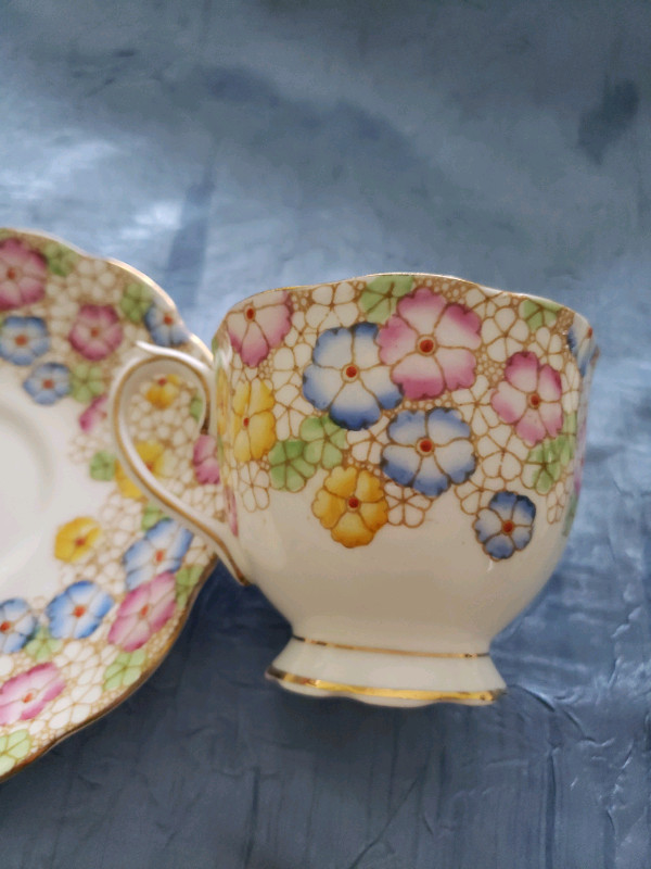 Royal Albert Crown china pattern 1118 tea cup and saucer in Arts & Collectibles in City of Toronto - Image 4